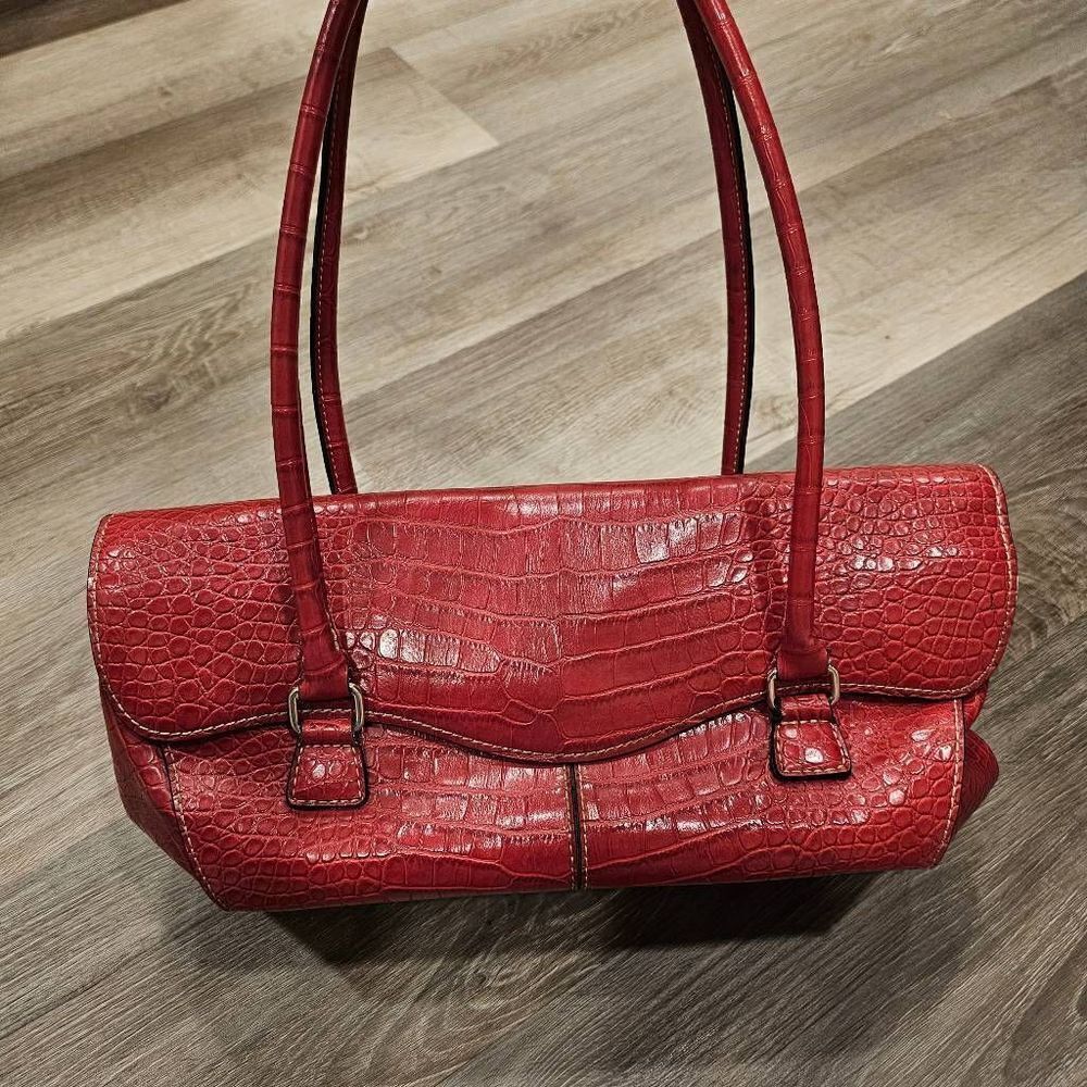 Elegant East-West Red Crocodile-Embossed Shoulder Bag